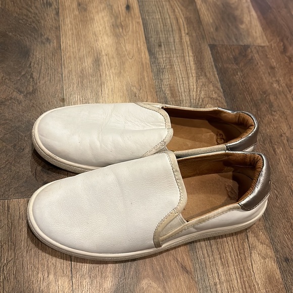 UGG Leather Slip Ons Cas sz 7 - Picture 2 of 9